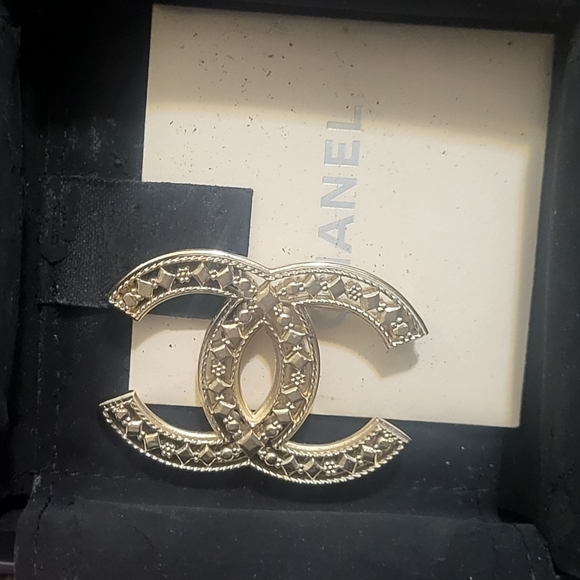 Chanel pale gold hollow vintage brooch - Picture 2 of 5
